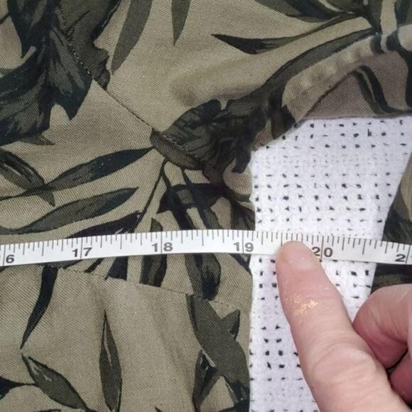 Old Navy Graphic Jungle Leaves V-neck Buttoned LS Army Green Sz. S Tunic Blouse - Picture 6 of 7